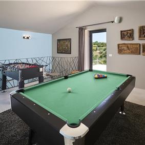 4 Bedroom Luxury Villa Retreat with Heated Infinity Pool near Buje, Sleeps 8-10